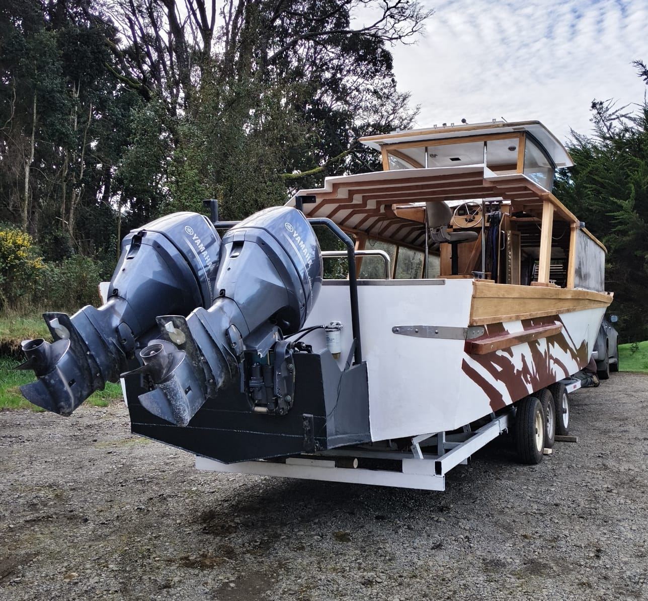 Popa de la lancha Lago Llanquihue con dos motores Yamaha y cabina de madera nativa, recién terminada